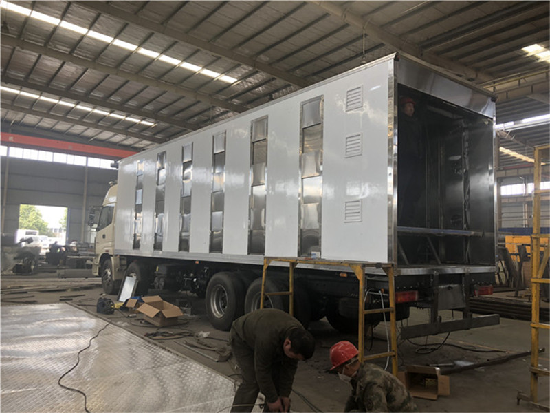 Futian Ouman front-four-rear-eight livestock transport vehicle in Deutsch