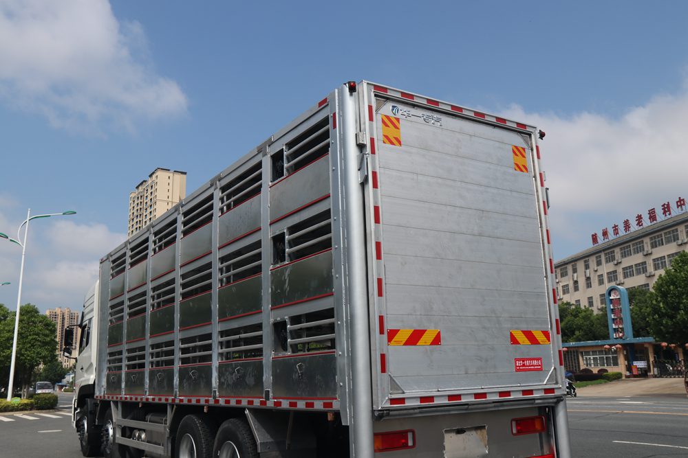 Dongfeng Tianlong VL Fünfte Generation Inländischer Standard Aluminiumlegierung Viehtransportfahrzeug