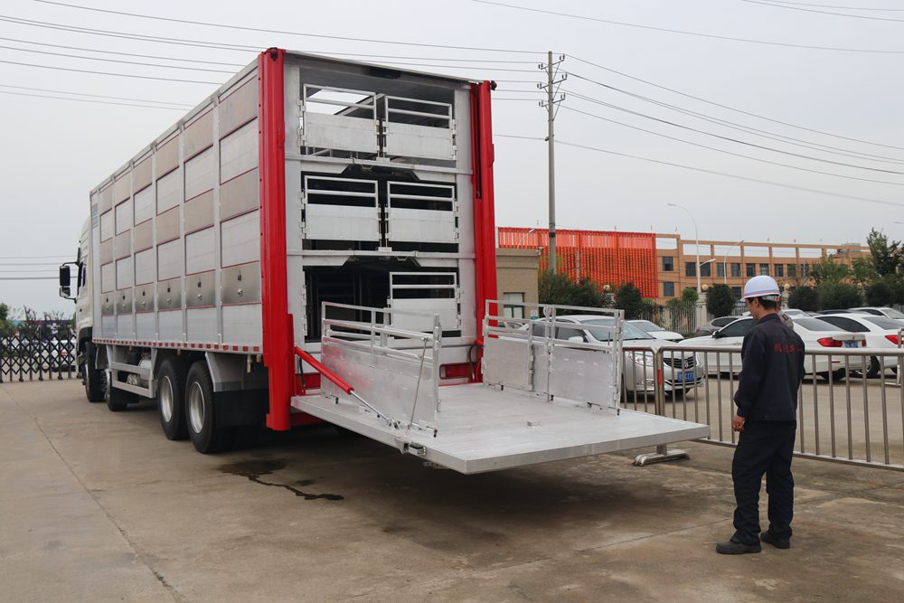 Dongfeng Tianlong VL Fünfte Generation Inländischer Standard Aluminiumlegierung Viehtransportfahrzeug