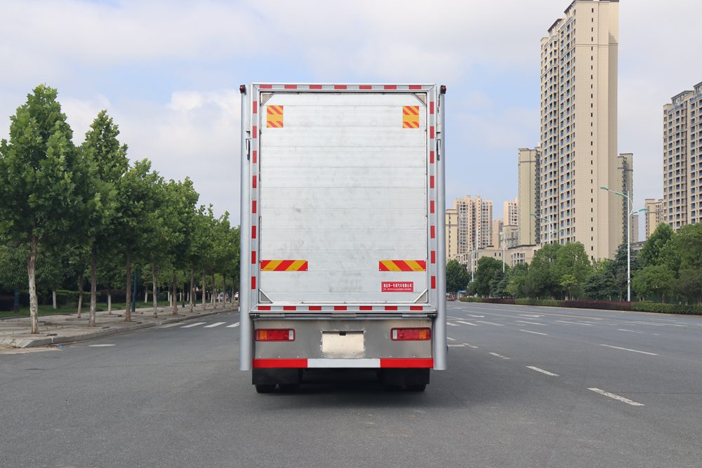 Dongfeng Tianlong VL Fünfte Generation Inländischer Standard Aluminiumlegierung Viehtransportfahrzeug