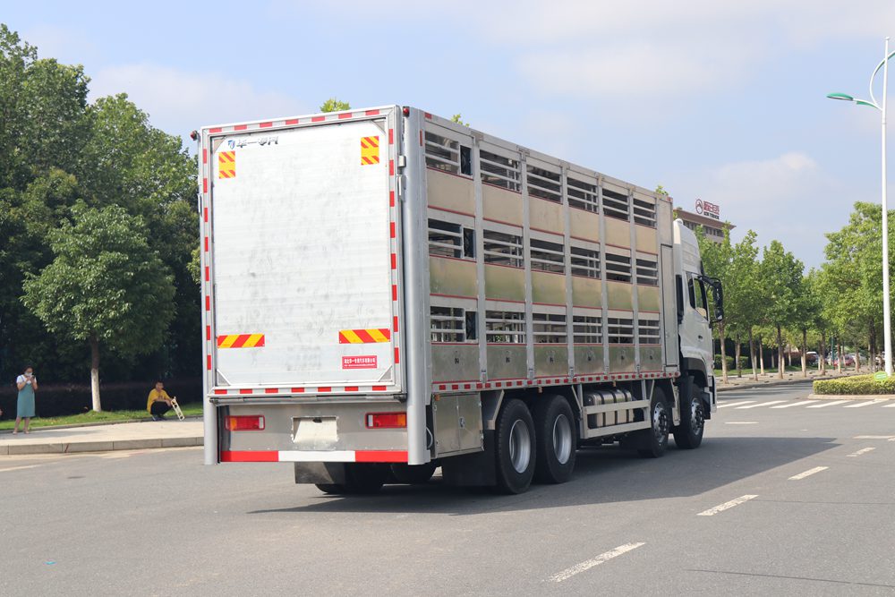 Dongfeng Tianlong VL Fünfte Generation Inländischer Standard Aluminiumlegierung Viehtransportfahrzeug