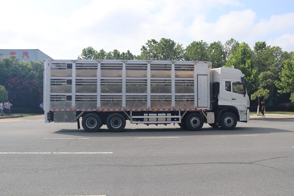 Dongfeng Tianlong VL Fünfte Generation Inländischer Standard Aluminiumlegierung Viehtransportfahrzeug