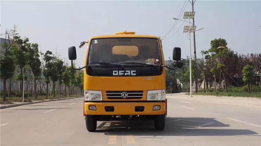 Dongfeng Dolica 3-Rad Abwassersaugwagen mit blauer Karosserie