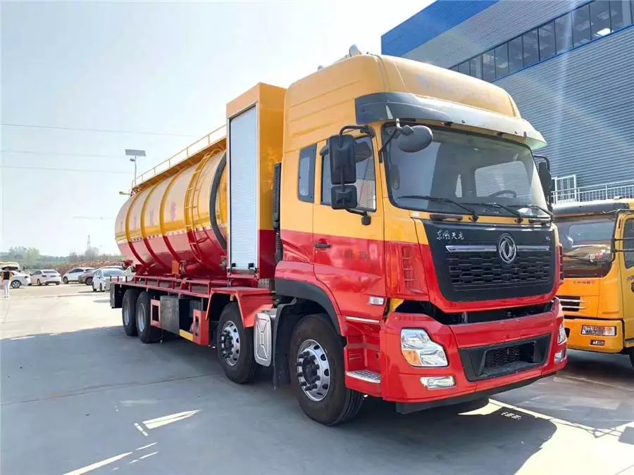 Dongfeng Tianlong Fahrzeug mit Hilfsmotor zur Reinigung und Staubbeseitigung