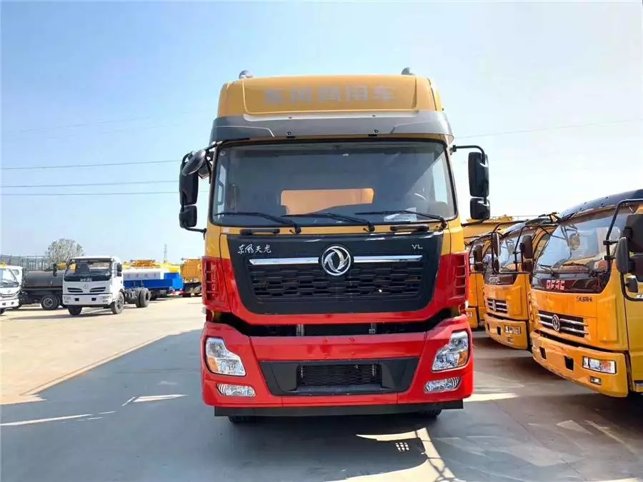 Dongfeng Tianlong Fahrzeug mit Hilfsmotor zur Reinigung und Staubbeseitigung