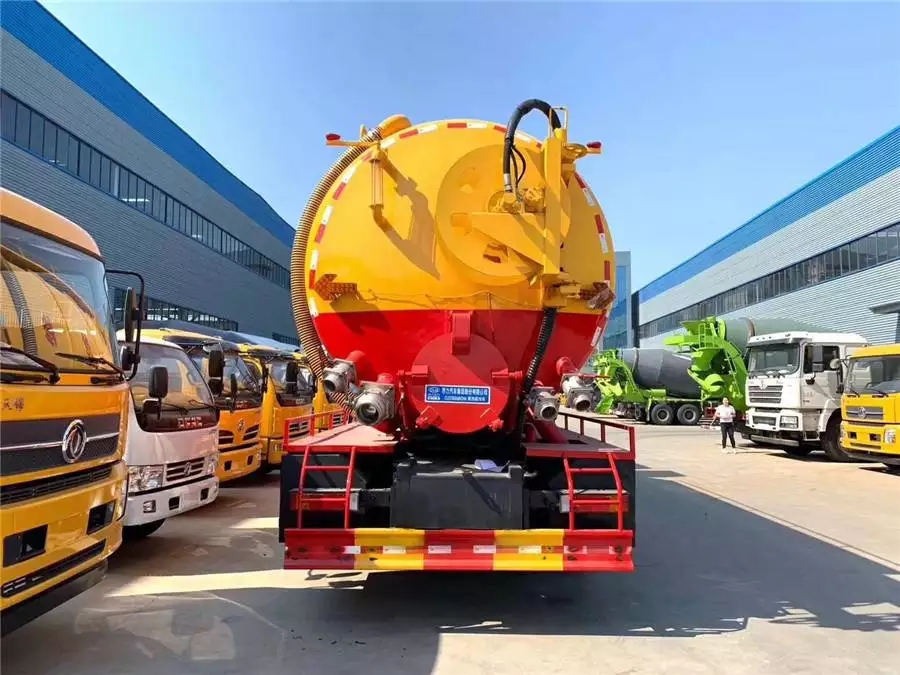 Dongfeng Tianlong Fahrzeug mit Hilfsmotor zur Reinigung und Staubbeseitigung