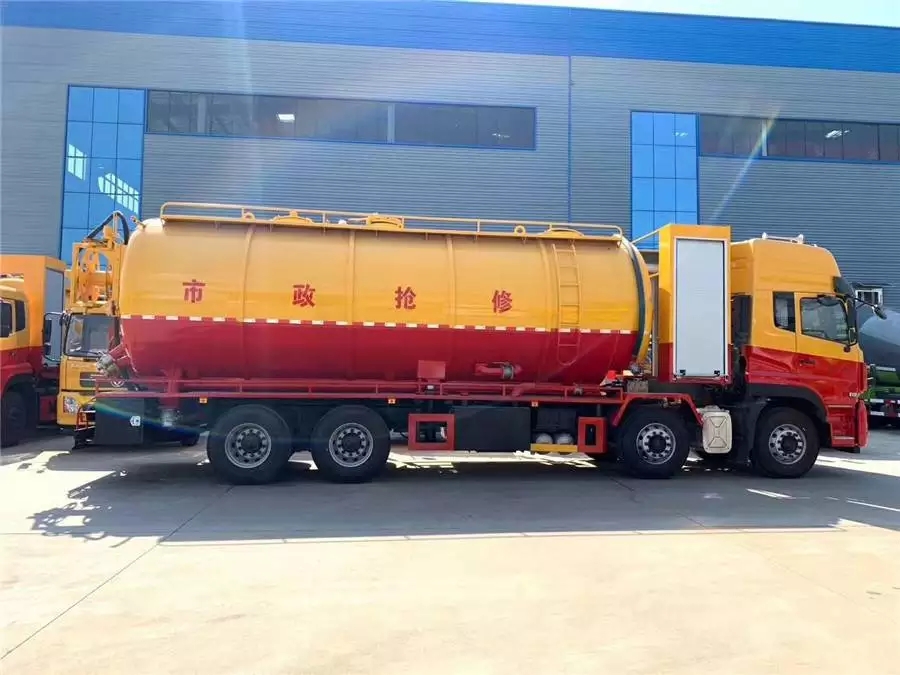 Dongfeng Tianlong Fahrzeug mit Hilfsmotor zur Reinigung und Staubbeseitigung