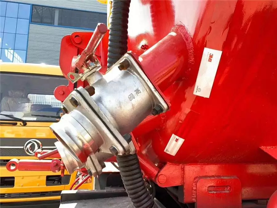 Dongfeng Tianlong Fahrzeug mit Hilfsmotor zur Reinigung und Staubbeseitigung