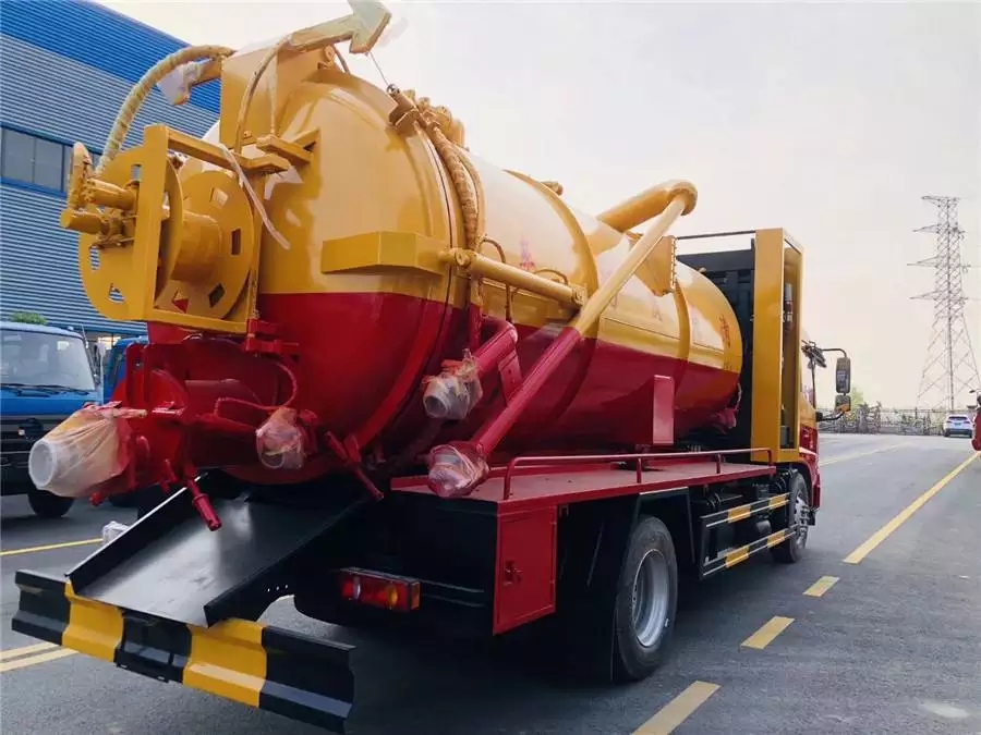 Dongfeng 14 Typ Fazheng Jinyi 210-PS Reinigungs- und Abwassersaugfahrzeug