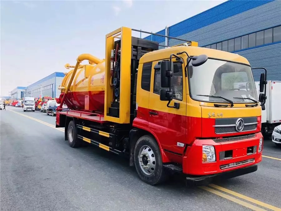 Dongfeng 14 Typ Fazheng Jinyi 210-PS Reinigungs- und Abwassersaugfahrzeug