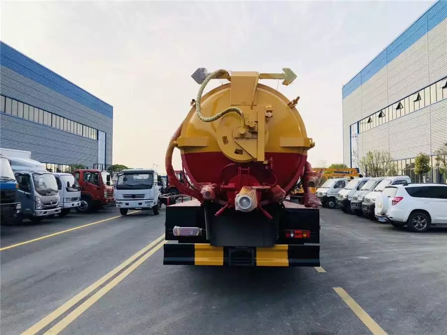 Dongfeng 14 Typ Fazheng Jinyi 210-PS Reinigungs- und Abwassersaugfahrzeug