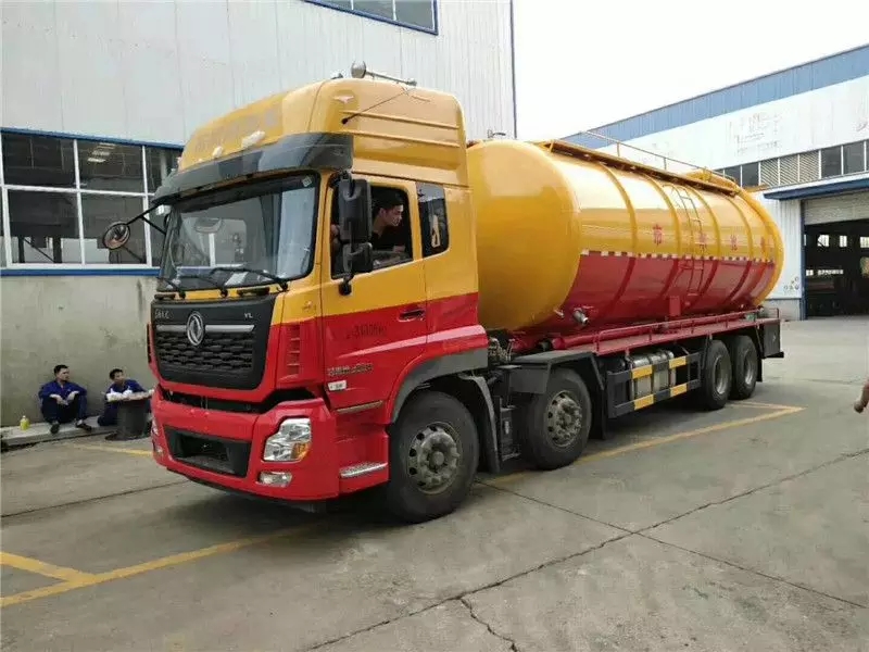 Dongfeng Tianlong Vordervier hintenacht八个 28-Tonnen Reinigungs- und Abwassersaugfahrzeug Zwei-Fahrzeug-Set