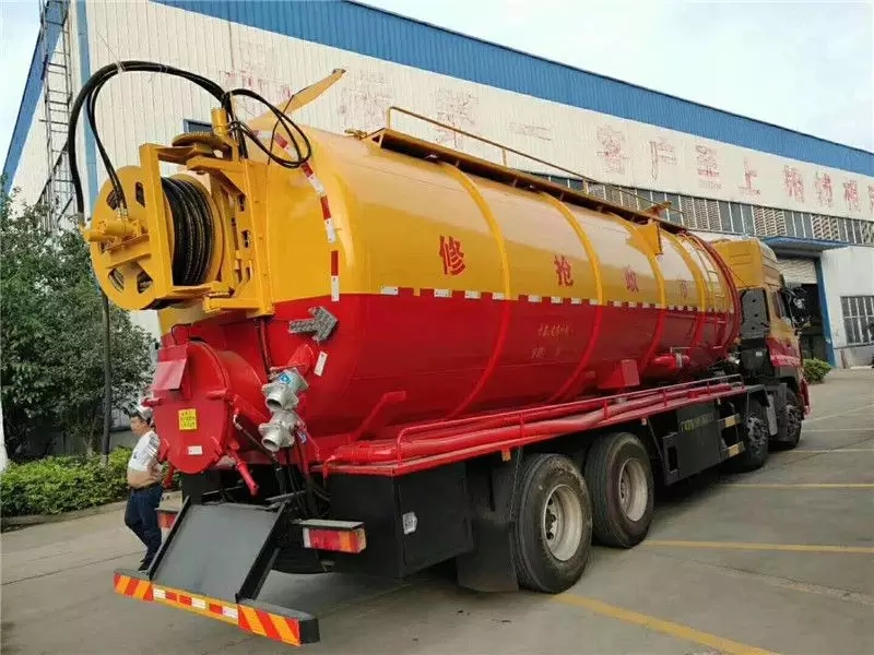 Dongfeng Tianlong Vordervier hintenacht八个 28-Tonnen Reinigungs- und Abwassersaugfahrzeug Zwei-Fahrzeug-Set