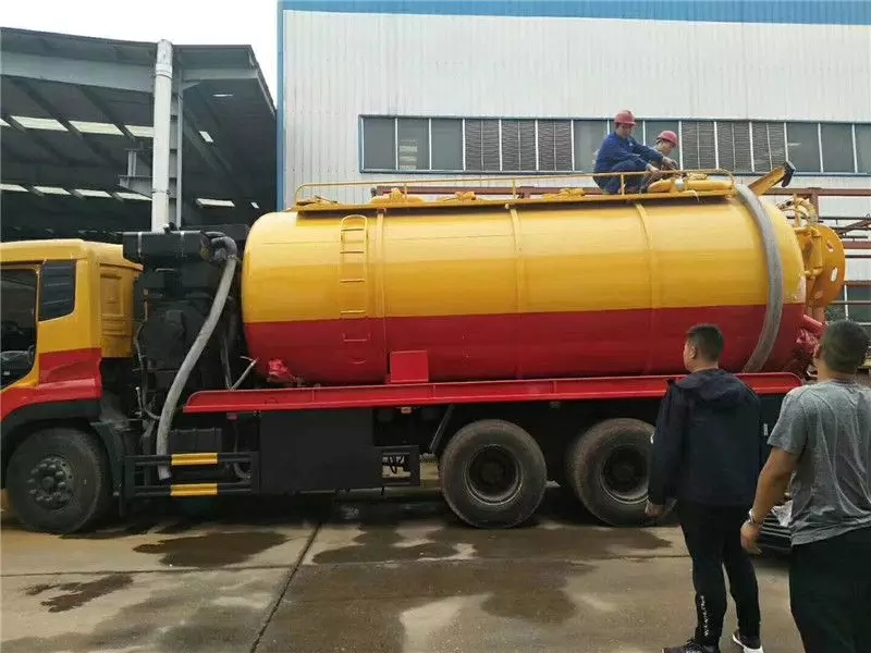 Dongfeng Tianlong Vordervier hintenacht八个 28-Tonnen Reinigungs- und Abwassersaugfahrzeug Zwei-Fahrzeug-Set