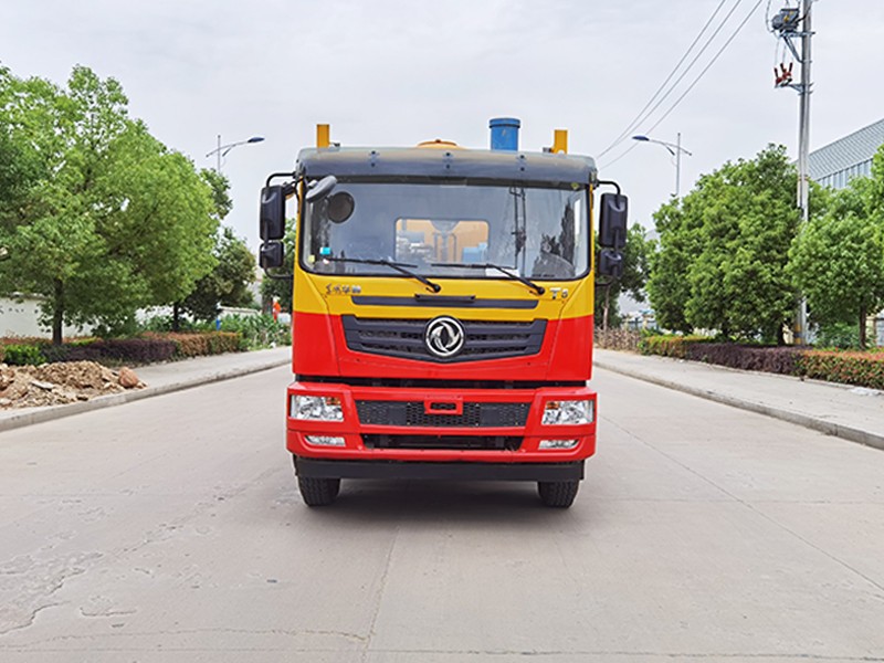 Dongfeng T5 Hinten Acht-Rad Reinigungs- und Staubsaugwagen.