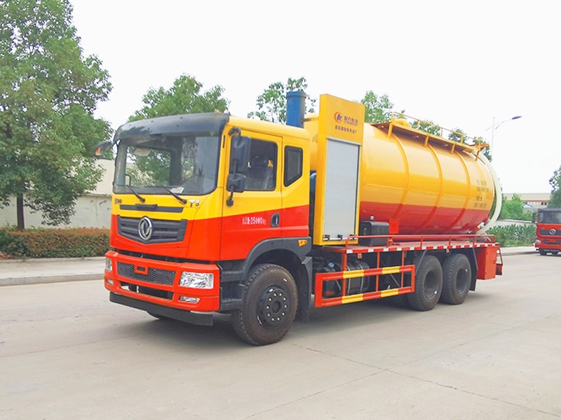 Dongfeng T5 Hinten Acht-Rad Reinigungs- und Staubsaugwagen.