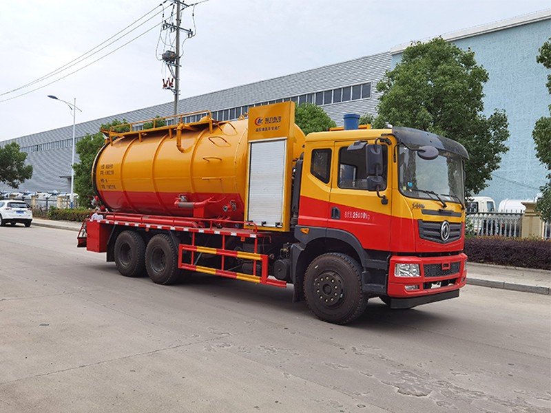 Dongfeng T5 Hinten Acht-Rad Reinigungs- und Staubsaugwagen.