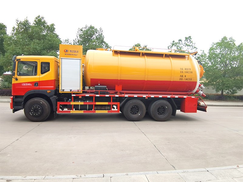 Dongfeng T5 Hinten Acht-Rad Reinigungs- und Staubsaugwagen.