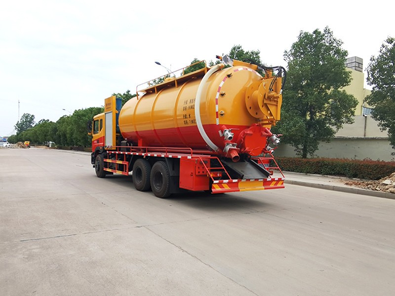 Dongfeng T5 Hinten Acht-Rad Reinigungs- und Staubsaugwagen.