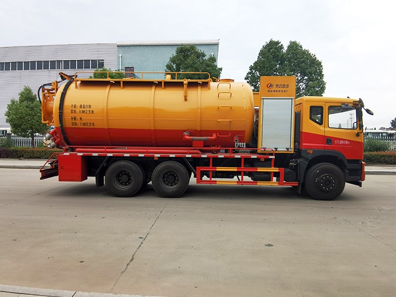 Dongfeng T5 Hinten Acht-Rad Reinigungs- und Staubsaugwagen.