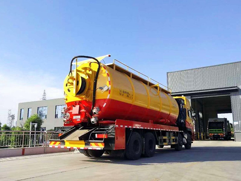 Dongfeng Front Vier hinten Acht Reinigungs- und Abwassersaugwagen.