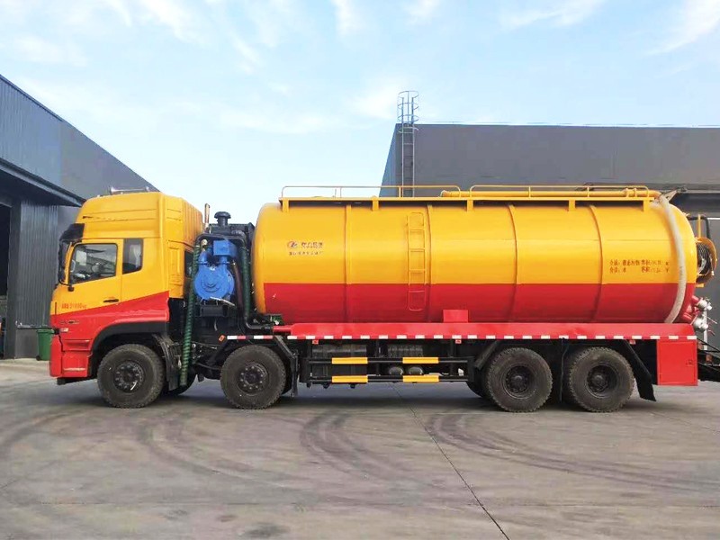 Dongfeng Front Vier hinten Acht Reinigungs- und Abwassersaugwagen.