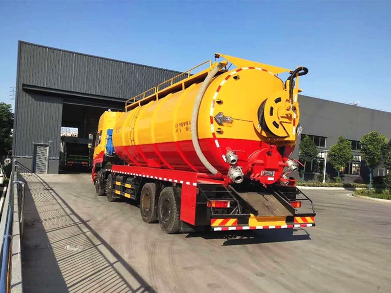 Dongfeng Front Vier hinten Acht Reinigungs- und Abwassersaugwagen.