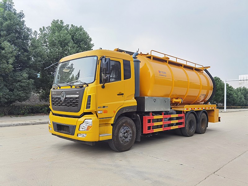 Dongfeng Tianlong hinter Achtkreuzer Abwassersaugwagen