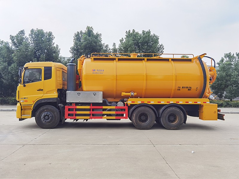 Dongfeng Tianlong hinter Achtkreuzer Abwassersaugwagen