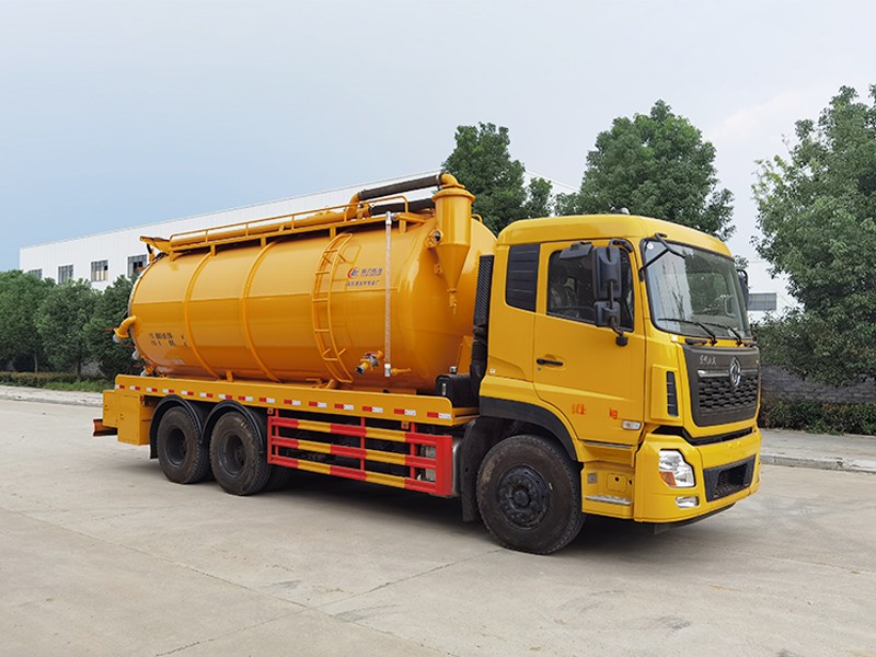 Dongfeng Tianlong hinter Achtkreuzer Abwassersaugwagen