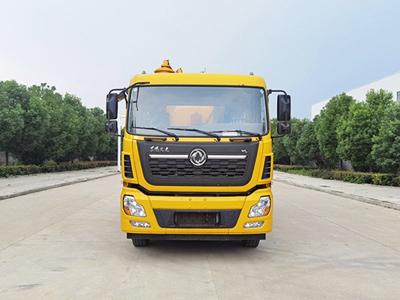 Dongfeng Tianlong hinter Achtkreuzer Abwassersaugwagen