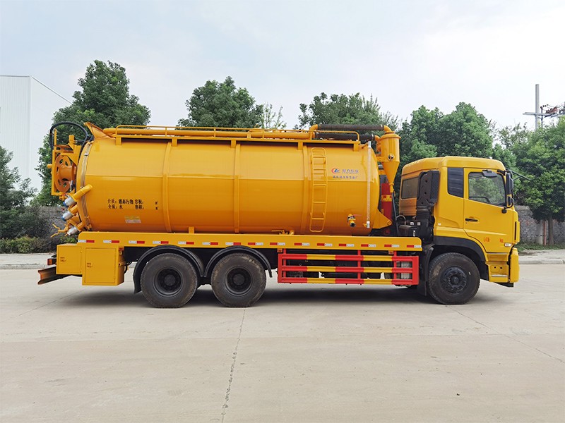 Dongfeng Tianlong hinter Achtkreuzer Abwassersaugwagen
