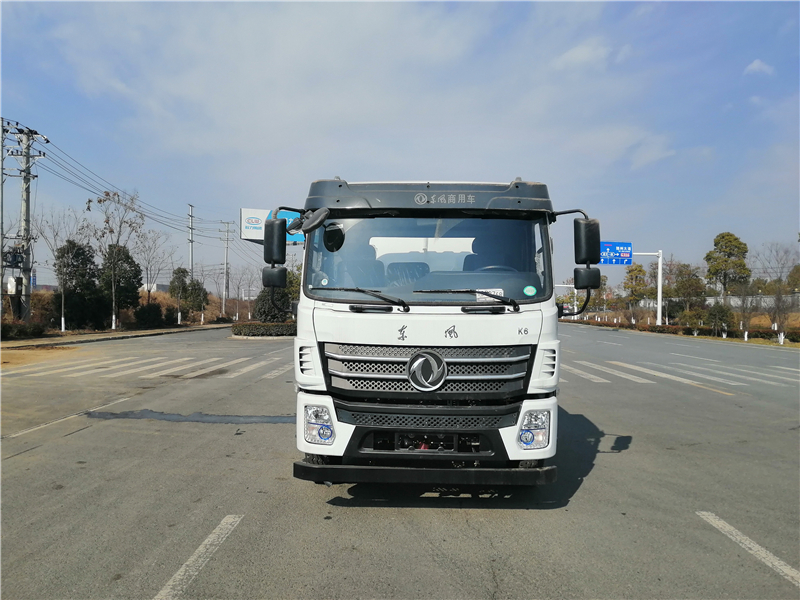Dongfeng D17 Unterbodenaufbau hinterradgetriebener Doppelachser 20-kubikmeteriger Wassersprühwagen