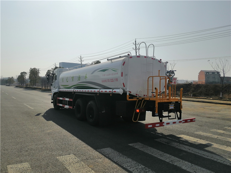 Dongfeng D17 Unterbodenaufbau hinterradgetriebener Doppelachser 20-kubikmeteriger Wassersprühwagen