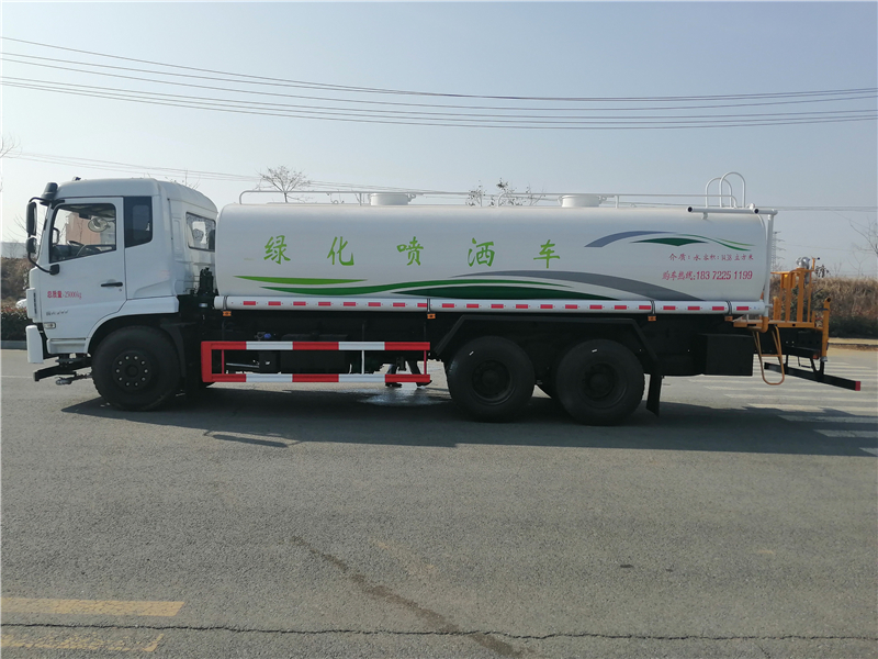Dongfeng D17 Unterbodenaufbau hinterradgetriebener Doppelachser 20-kubikmeteriger Wassersprühwagen