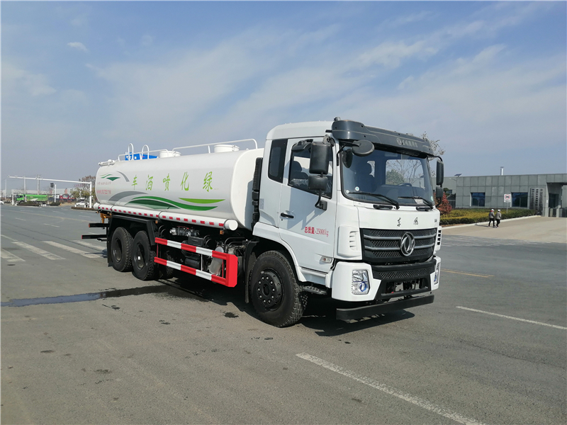 Dongfeng D17 Unterbodenaufbau hinterradgetriebener Doppelachser 20-kubikmeteriger Wassersprühwagen
