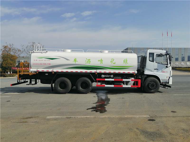 Dongfeng D17 Unterbodenaufbau hinterradgetriebener Doppelachser 20-kubikmeteriger Wassersprühwagen
