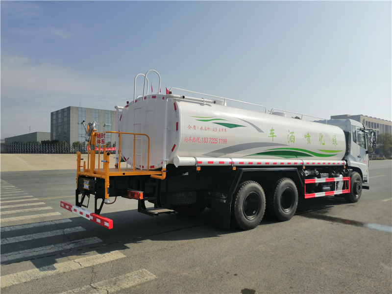 Dongfeng D17 Unterbodenaufbau hinterradgetriebener Doppelachser 20-kubikmeteriger Wassersprühwagen