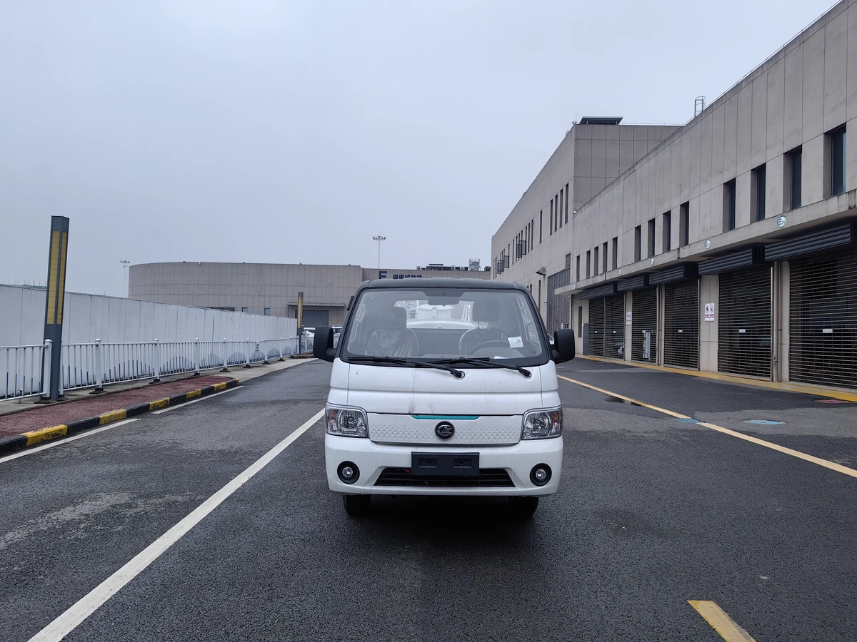 4,5-tonnen voll elektrischer Wasserwagen - mit einer 57,6 kWh Batterie, die seitlich montiert ist.