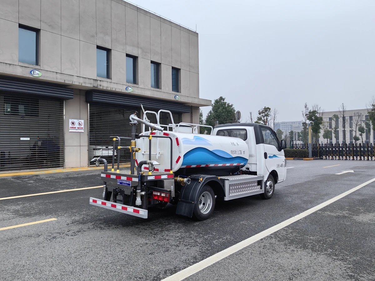 4,5-tonnen voll elektrischer Wasserwagen - mit einer 57,6 kWh Batterie, die seitlich montiert ist.