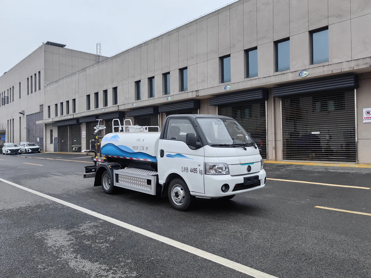 4,5-tonnen voll elektrischer Wasserwagen - mit einer 57,6 kWh Batterie, die seitlich montiert ist.