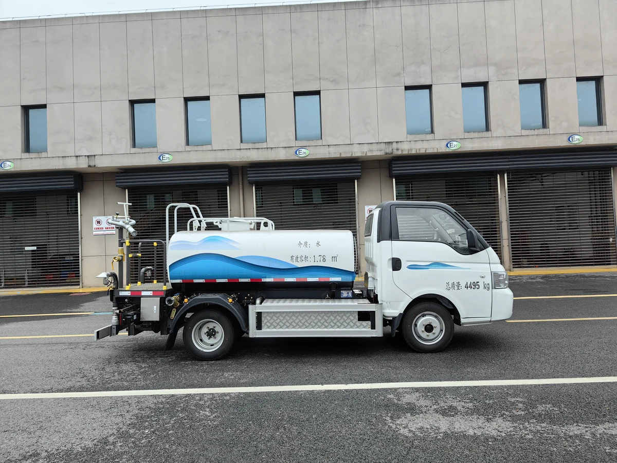 4,5-tonnen voll elektrischer Wasserwagen - mit einer 57,6 kWh Batterie, die seitlich montiert ist.