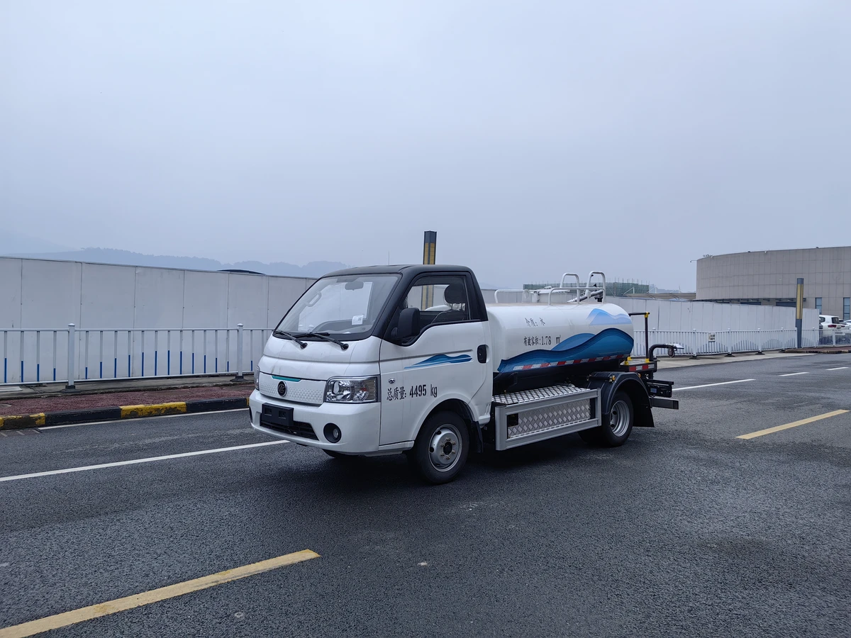 4,5-tonnen voll elektrischer Wasserwagen - mit einer 57,6 kWh Batterie, die seitlich montiert ist.