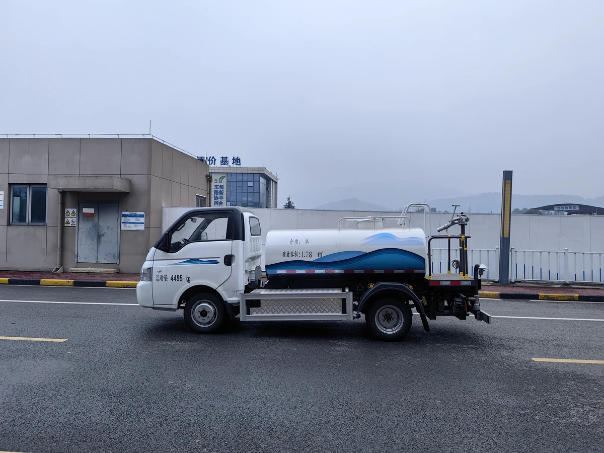 4,5-tonnen voll elektrischer Wasserwagen - mit einer 57,6 kWh Batterie, die seitlich montiert ist.