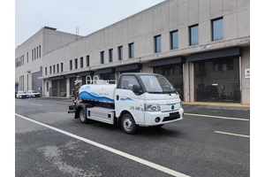 4,5-tonnen voll elektrischer Wasserwagen - mit einer 57,6 kWh Batterie, die seitlich montiert ist.