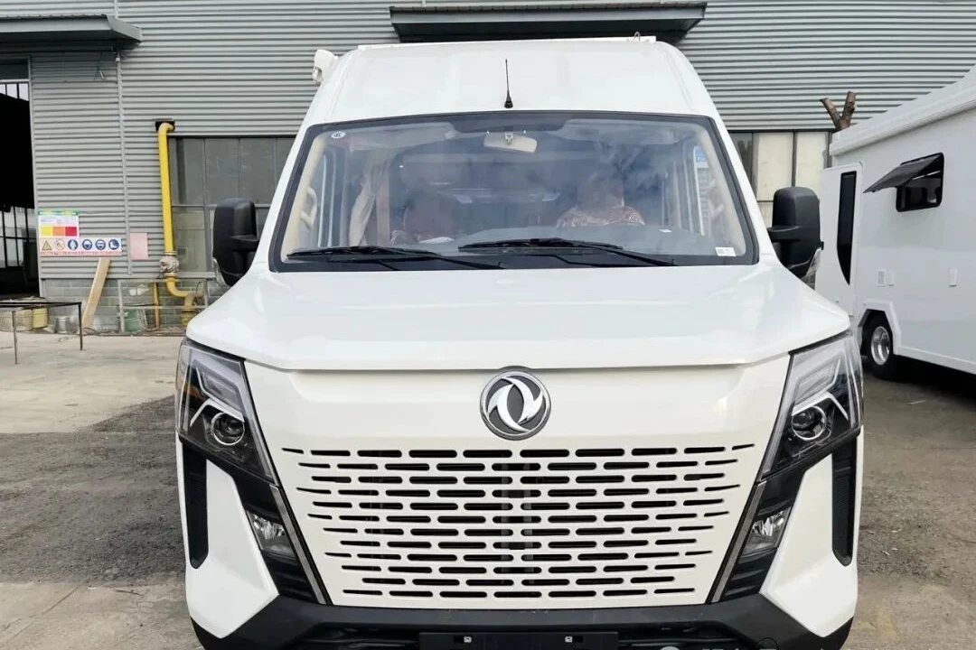 Direkter Verkaufspreis von Dongfeng Yu Feng Langrad-Lkw mit hoher Dachkante Freizeitfahrzeug